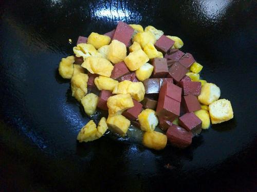 【鸭血烧油豆腐】