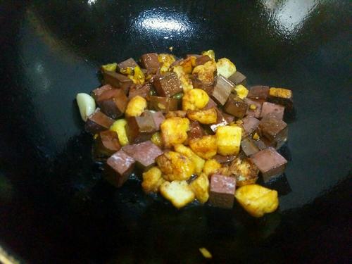 【鸭血烧油豆腐】