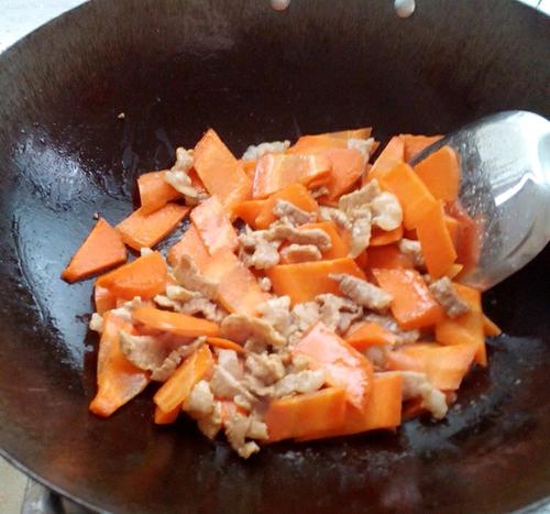 【胡萝卜片炒肉】