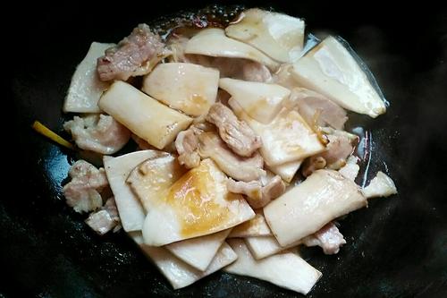 【肉片炒鸡腿菇】