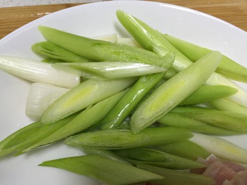 【蒜苗炒龙胆石斑鱼肚】