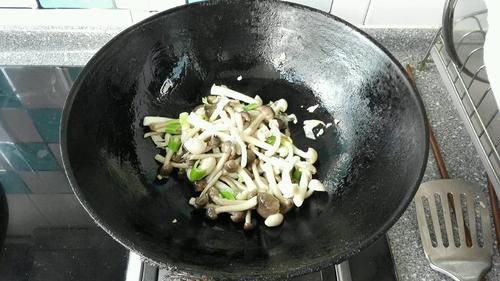 【双椒炒蟹味菇】