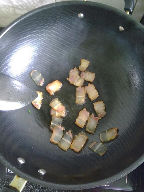 【西芹炒腊肉】