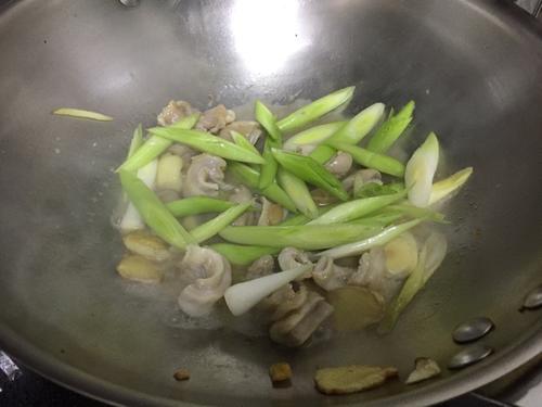 【蒜苗炒龙胆石斑鱼肚】