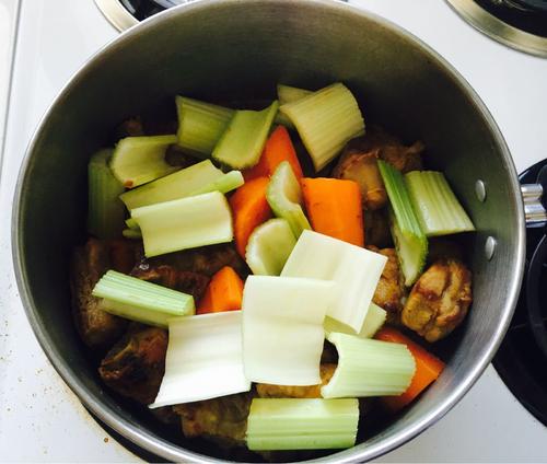 【胡萝卜芹菜闷排骨】