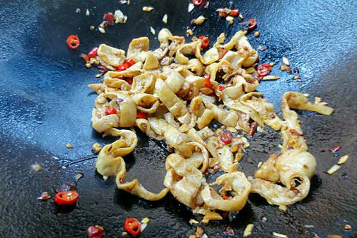 【青椒爆肥肠】