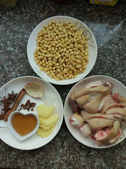 【黄豆焖猪蹄】