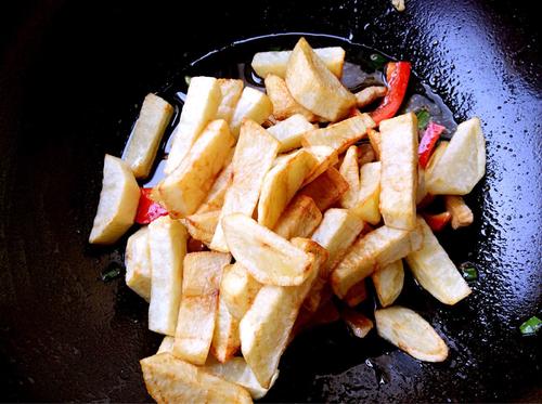 【彩椒过油土豆条】