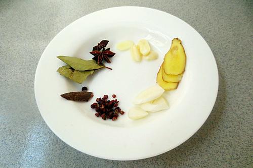 【青椒爆肥肠】