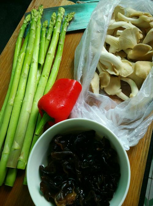 【芦笋炒木耳】