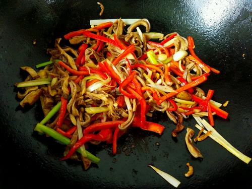 【红椒炒肚丝】