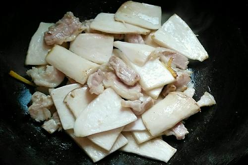 【肉片炒鸡腿菇】
