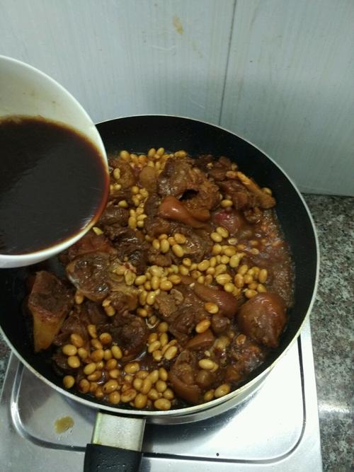 【黄豆焖猪蹄】