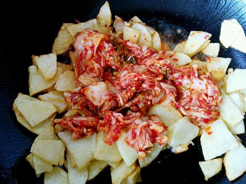 【辣白菜炒土豆片】