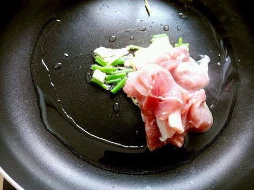 【土豆片尖椒炒肉】