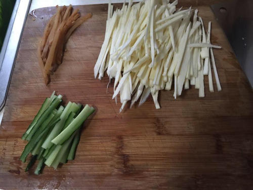 【茭白肉丝】