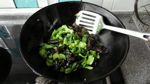 【木耳炒小白菜】