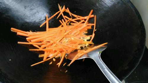 【青椒胡萝卜炒鸡丝】