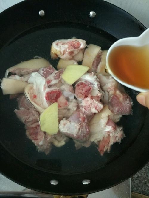 【黄豆焖猪蹄】