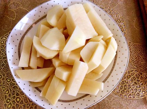 【彩椒过油土豆条】