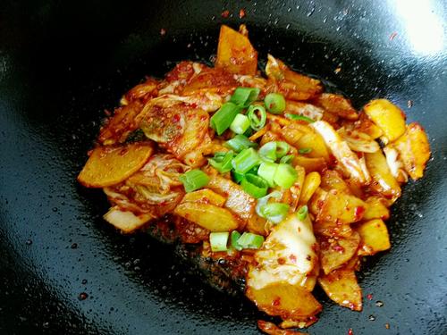 【辣白菜炒土豆片】