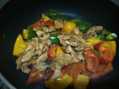 【彩椒炒鸡肉】