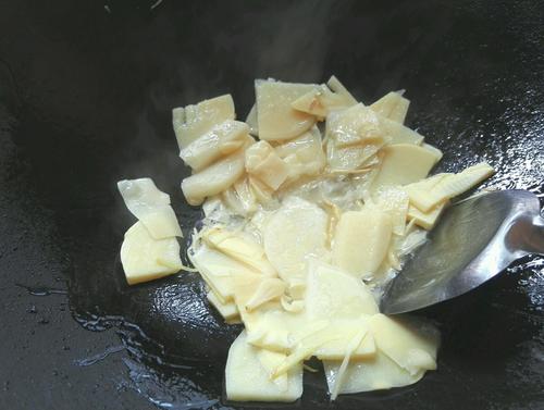 【酸笋炒花蛤】