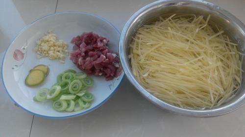 【肉丁土豆丝】