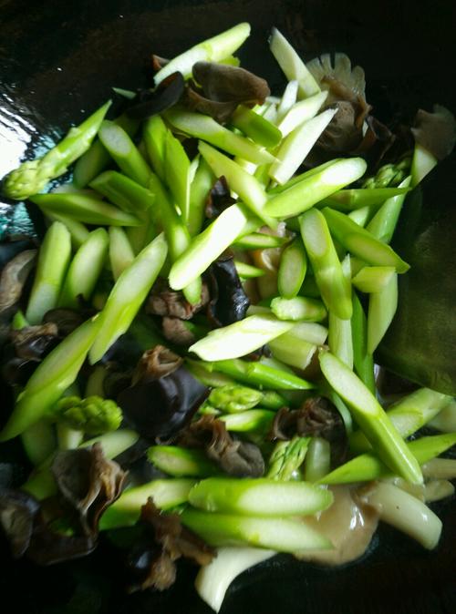 【芦笋炒木耳】