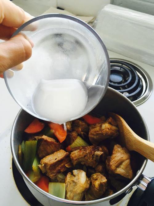 【胡萝卜芹菜闷排骨】