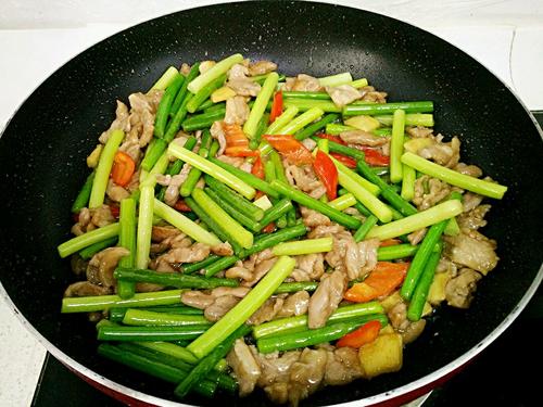 【蒜苔炒鸭片】