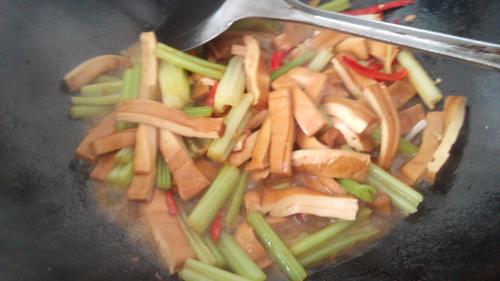 【熏干炒香芹】