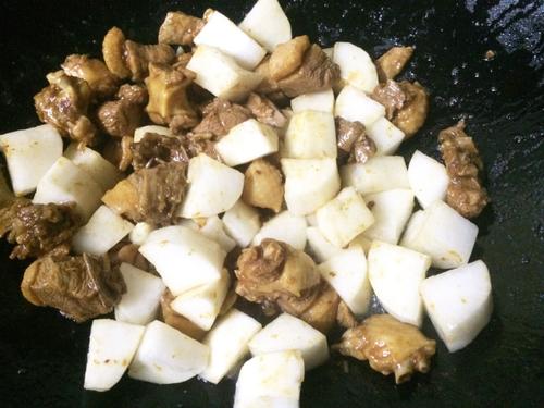 【白萝卜焖鸭肉】