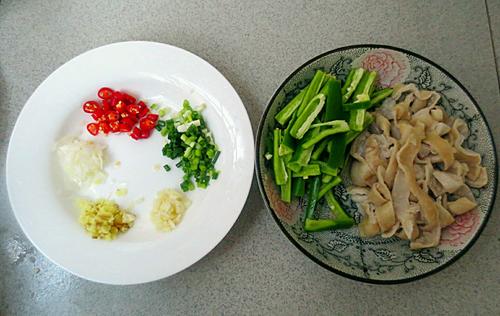 【青椒爆肥肠】