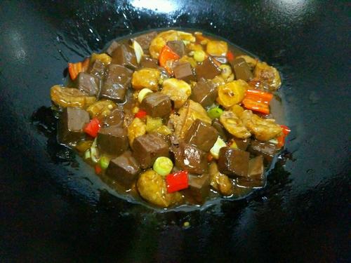 【鸭血烧油豆腐】