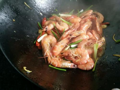 【蒜香葱油基围虾】