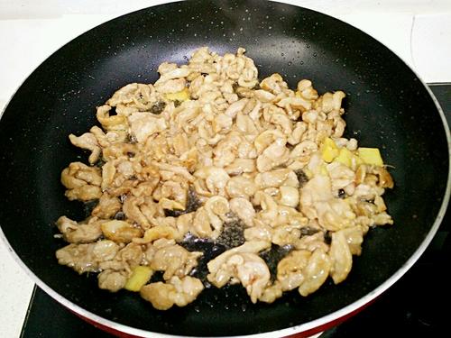 【蒜苔炒鸭片】