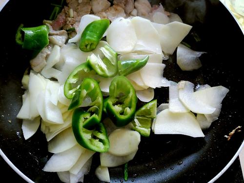 【土豆片尖椒炒肉】