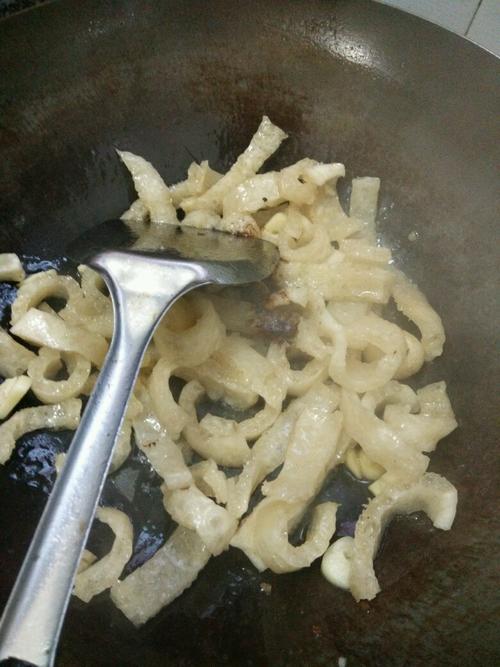 【虎皮椒炒肉皮】