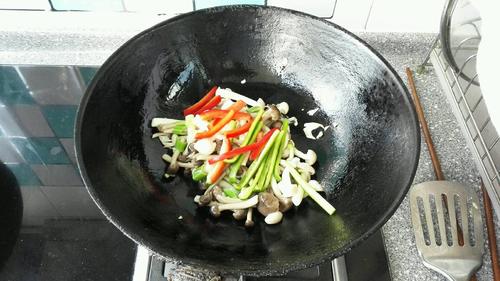 【双椒炒蟹味菇】