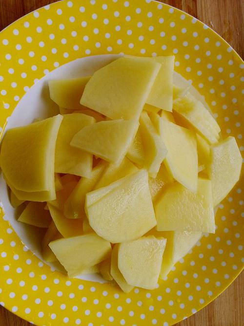 【辣白菜炒土豆片】