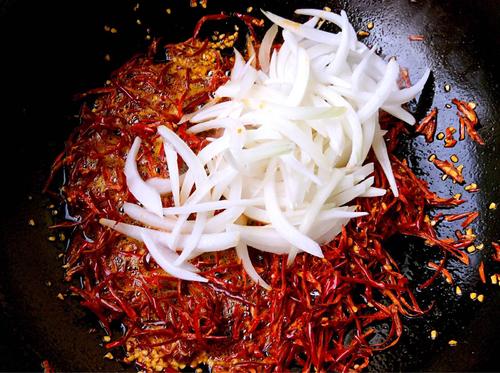 【香辣干炸肉丝】