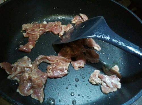 【牛肉炒洋葱】