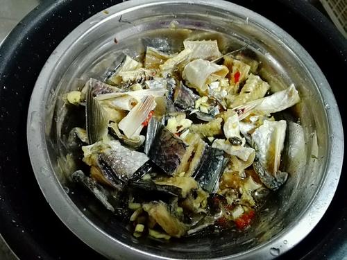 【蒜蓉豉汁蒸鲮鱼干】