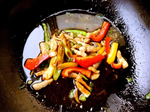 【彩椒过油土豆条】