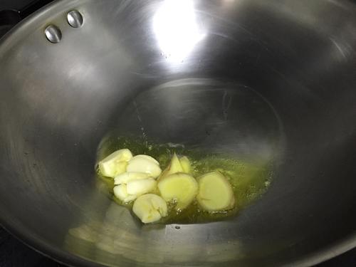 【蒜苗炒龙胆石斑鱼肚】