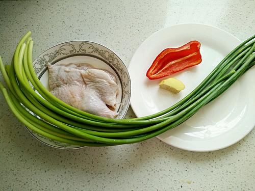 【蒜苔炒鸭片】