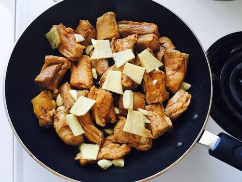 【胡萝卜芹菜闷排骨】