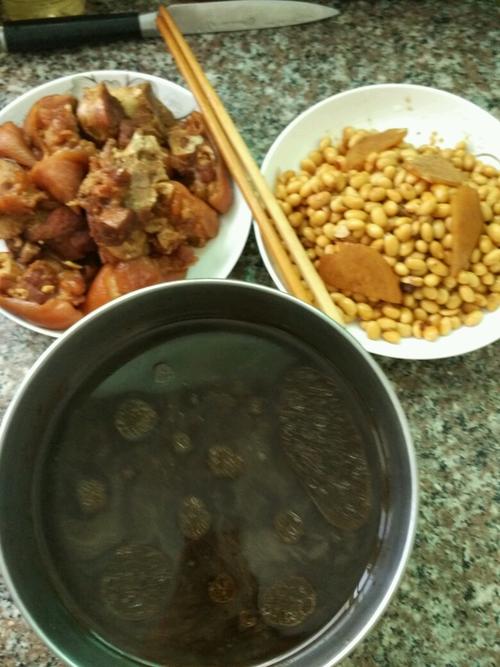 【黄豆焖猪蹄】