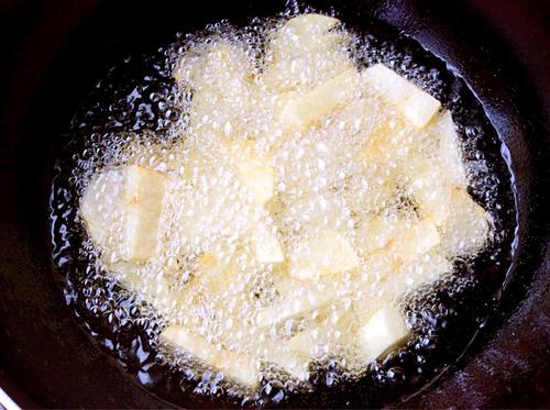 【彩椒过油土豆条】